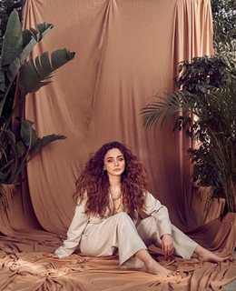 Damla Sönmez feet photo thumbnail