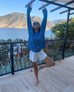 Damla Sönmez feet photo thumbnail