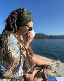 Damla Sönmez feet photo thumbnail