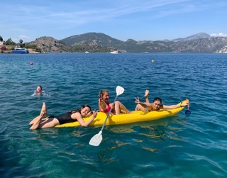 Damla Sönmez feet photo thumbnail