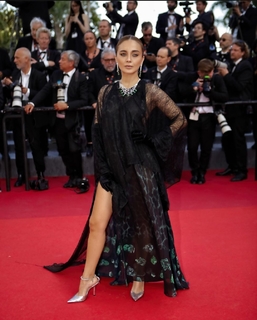 Damla Sönmez feet photo thumbnail