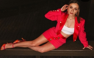 Damla Sönmez feet photo thumbnail