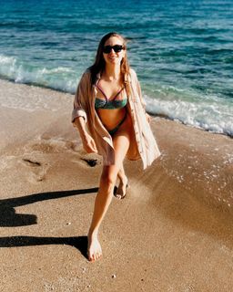 Damla Sönmez feet photo thumbnail