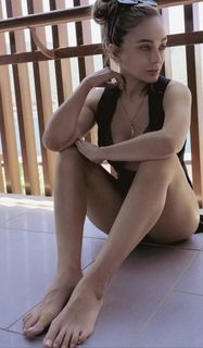 Damla Sönmez feet photo thumbnail