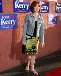 Dana Delany feet photo thumbnail