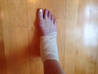 Dana Delany feet photo thumbnail