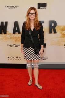 Dana Delany feet photo thumbnail