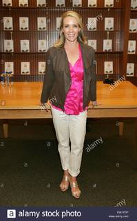 Dana Perino feet photo thumbnail