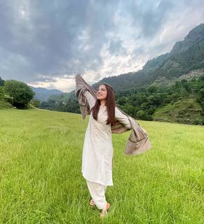 Dananeer Mobeen feet photo 1