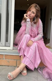 Dananeer Mobeen feet photo 4
