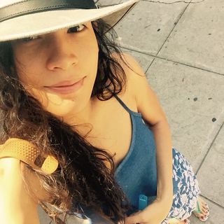 Danay Garcia feet photo thumbnail