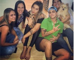 Dani Bolina feet photo thumbnail
