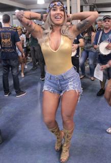 Dani Bolina feet photo thumbnail
