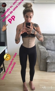 Dani Bolina feet photo thumbnail
