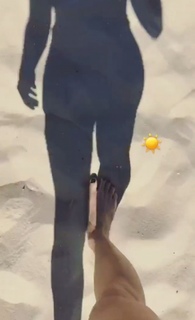 Dani Bolina feet photo thumbnail