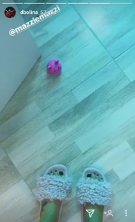 Dani Bolina feet photo thumbnail