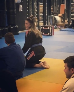 Dani Bolina feet photo thumbnail