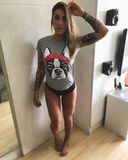 Dani Bolina feet photo thumbnail