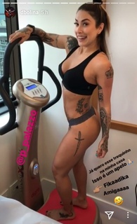 Dani Bolina feet photo thumbnail