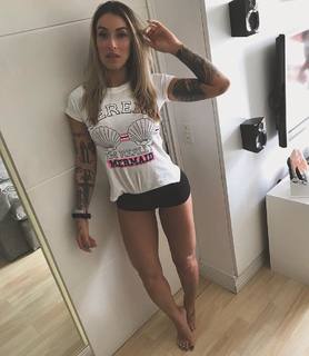 Dani Bolina feet photo thumbnail