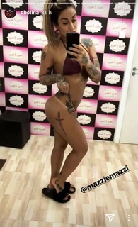 Dani Bolina feet photo thumbnail