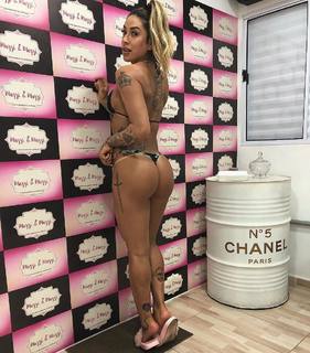 Dani Bolina feet photo thumbnail