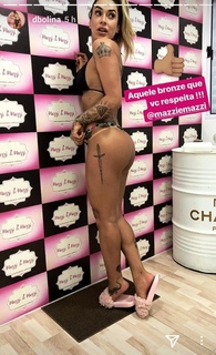 Dani Bolina feet photo thumbnail