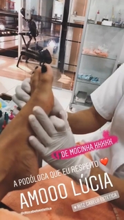 Dani Bolina feet photo thumbnail