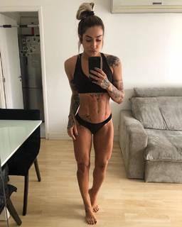 Dani Bolina feet photo thumbnail