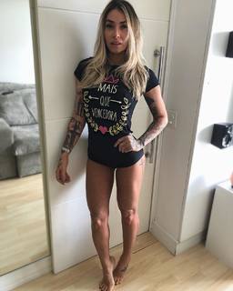 Dani Bolina feet photo thumbnail