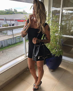 Dani Bolina feet photo thumbnail