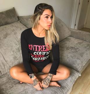 Dani Bolina feet photo thumbnail