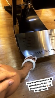 Dani Bolina feet photo thumbnail