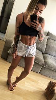 Dani Bolina feet photo thumbnail