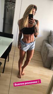 Dani Bolina feet photo thumbnail