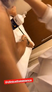 Dani Bolina feet photo thumbnail