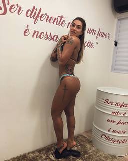 Dani Bolina feet photo thumbnail