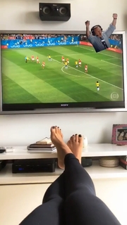 Dani Bolina feet photo thumbnail