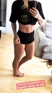 Dani Bolina feet photo thumbnail