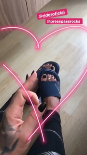 Dani Bolina feet photo thumbnail