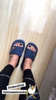 Dani Bolina feet photo thumbnail