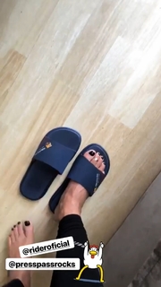 Dani Bolina feet photo thumbnail