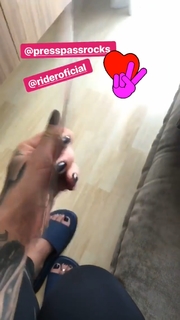 Dani Bolina feet photo thumbnail