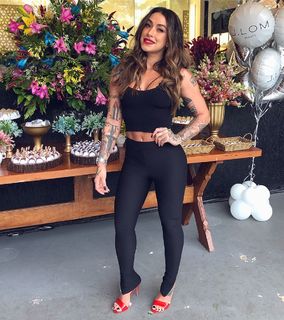 Dani Bolina feet photo thumbnail