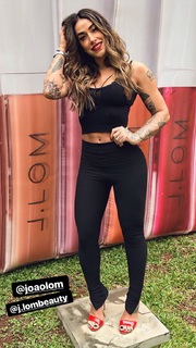 Dani Bolina feet photo thumbnail