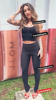 Dani Bolina feet photo thumbnail