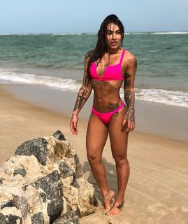 Dani Bolina feet photo thumbnail