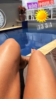 Dani Bolina feet photo thumbnail