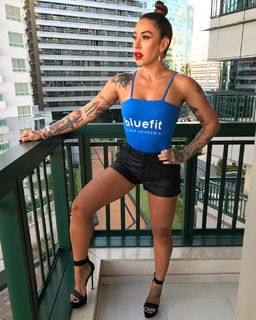 Dani Bolina feet photo thumbnail