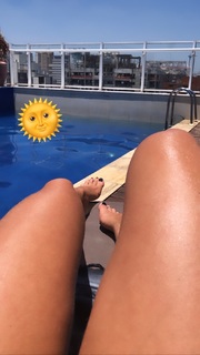 Dani Bolina feet photo thumbnail